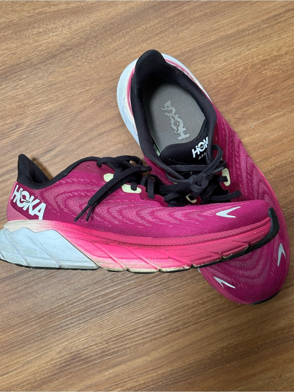 Hoka One One Arahi 6 Women's Magenta Black Athletic Running Shoes